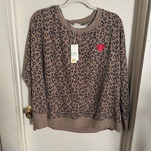 Leopard print lightweight sweatshirt.